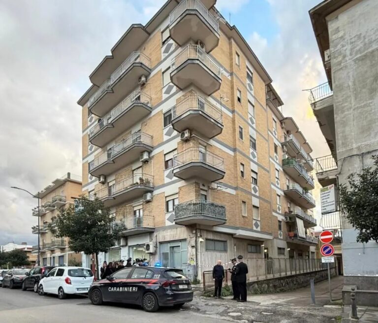 Tragedia nel Napoletano: 25enne uccide a coltellate la sorella di 23 anni