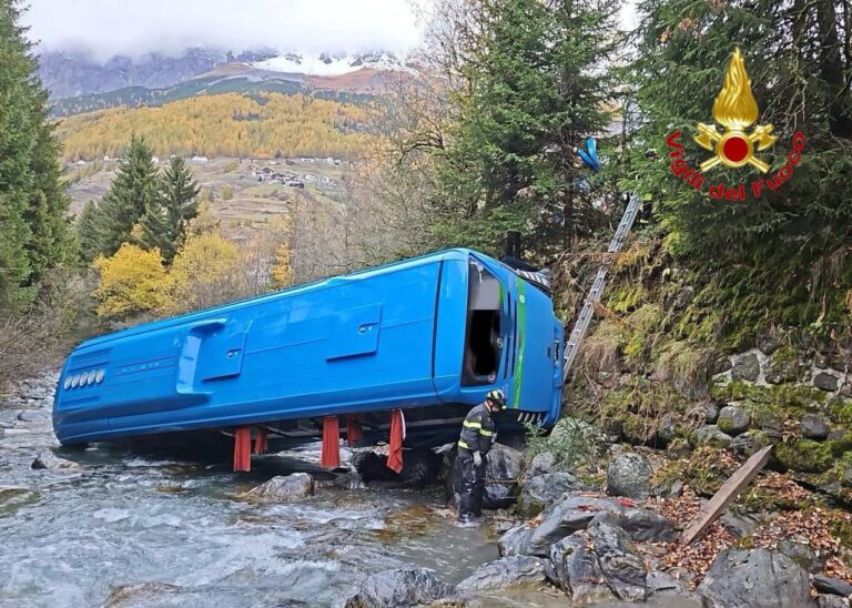 Scuolabus finisce fuori strada in Valtellina, 5 i feriti