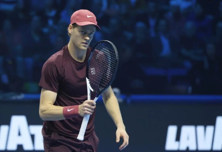 Terza vittoria per Sinner alle Atp Finals, piegato anche Shelton: ora la semifinale