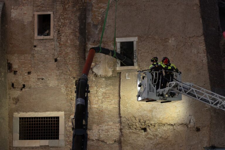 Roma, Torre dei Conti: morto l’operaio rimasto sotto le macerie per 11 ore