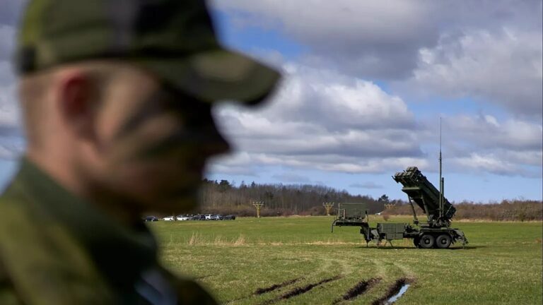 Zelensky vuole acquistare 25 sistemi di difesa Patriot dagli Usa