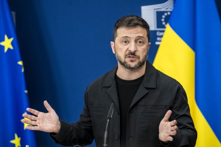 Ucraina, Zelensky riceve il piano degli Usa: “Pronti a lavorare, ma la pace sia dignitosa”