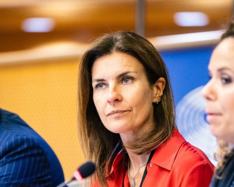 Qatargate, il Parlamento europeo revoca l’immunità ad Alessandra Moretti: “Voto politico”