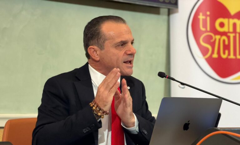 De Luca: “Entra in campo Ti Amo Sicilia, non c’è Sud chiama Nord. Sarà un trionfo…”