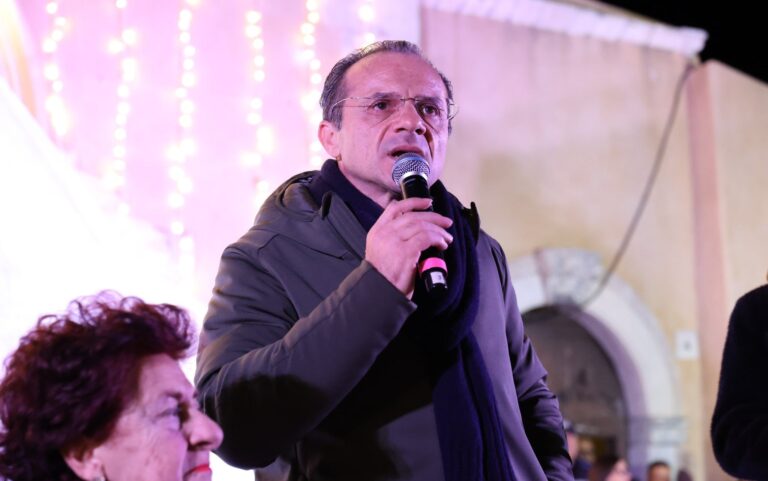 Natale “freddo” a Taormina per De Luca: la piazza lo gela, la prova dell’applauso è un impietoso flop (VIDEO)