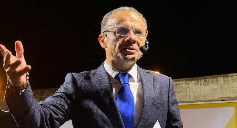 La crociata finale di De Luca tra lo spettro di La Vardera, la narrazione del “liberatore” e la sfida ai poli