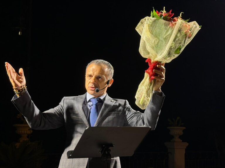 De Luca manda un mazzo di fiori alla Barbagallo e poi riparte: “Non erano parole offensive…”