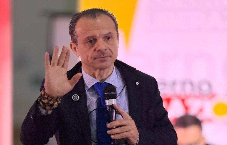 De Luca vira ancora e riapre al centrosinistra: “E’ l’ultima disponibilità che vi offro”