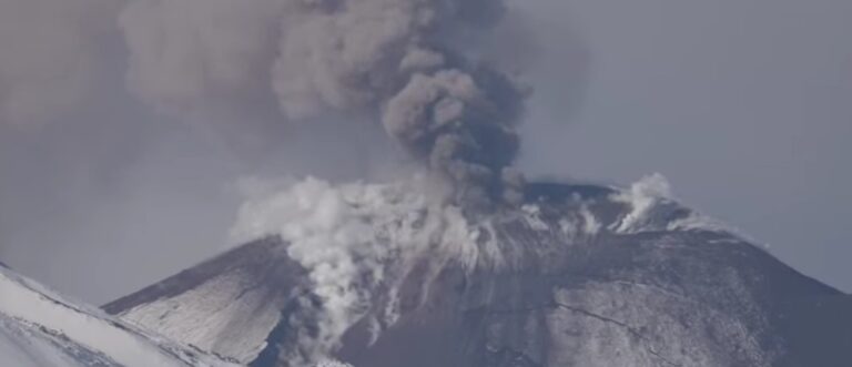 Etna, il cratere Nord-Est in eruzione dopo 28 anni