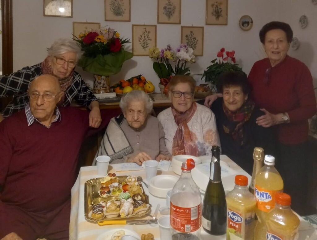 Taormina celebra i 100 anni di Lisa Dramisino: un secolo di storia, valori e amore per la comunità 1 IMG 20251210 WA0001