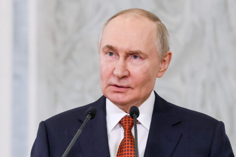 Putin: “Kiev si ritiri o libereremo il Donbass con la forza”