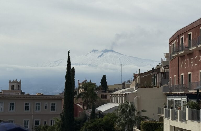 L’Etna incanta Taormina, turisti affascinati: “Uno spettacolo unico al mondo”