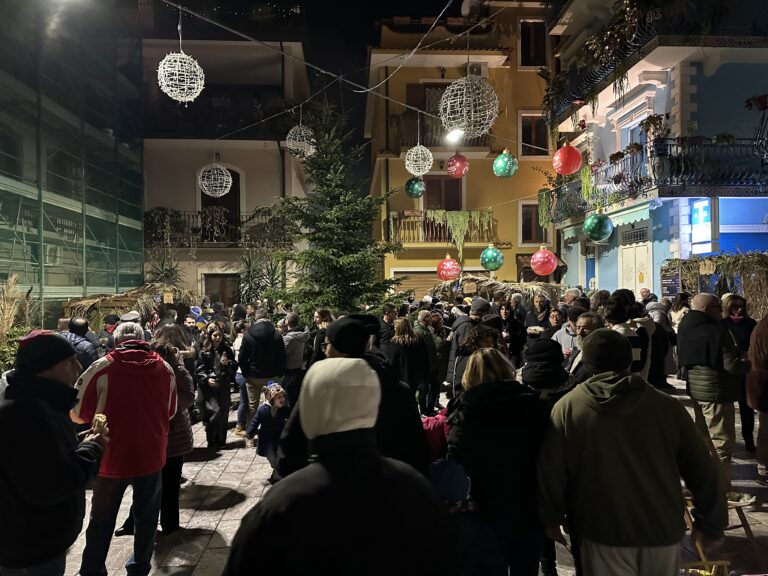Mazzeo, boom di presenze per il ritorno del Presepe Vivente: oltre 1.300 visitatori al debutto