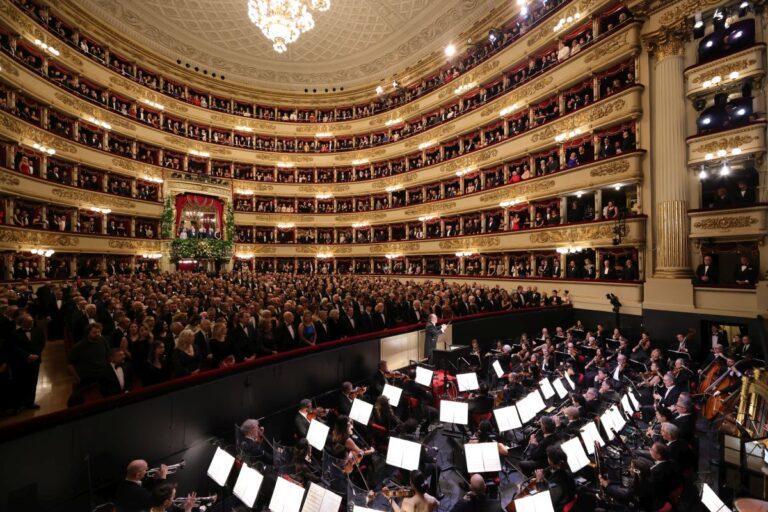 Prima della Scala, incasso record. Fuori la protesta Pro Pal e dei lavoratori Prima della Scala, incasso record. Fuori la protesta Pro Pal e dei lavoratori