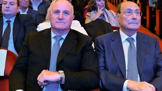 Berlusconi lancia la “new era” di Forza Italia: titoli di coda sullo Schifani bis. E Caruso verrà chiamato al passo indietro