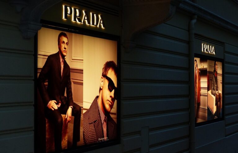 E’ ufficiale: Prada completa l’acquisizione di Versace. Sfida a LVMH e nel 2026 lo sbarco a Taormina