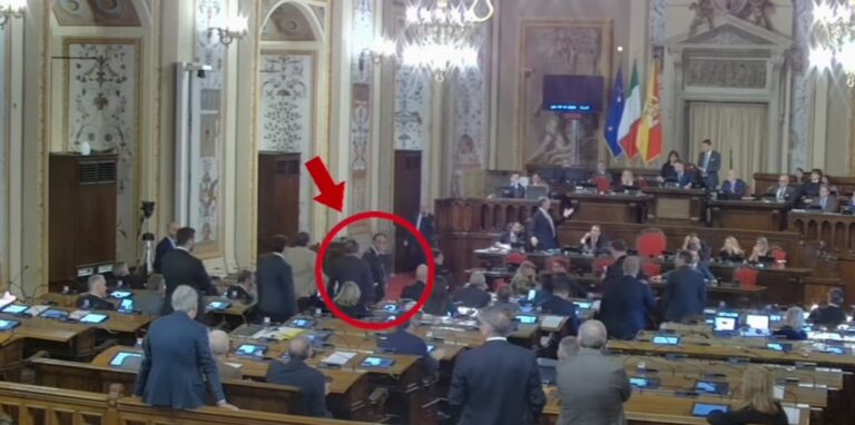Rissa all’Ars, corpo a corpo tra De Luca e il vicepresidente della Regione Sammartino (VIDEO)