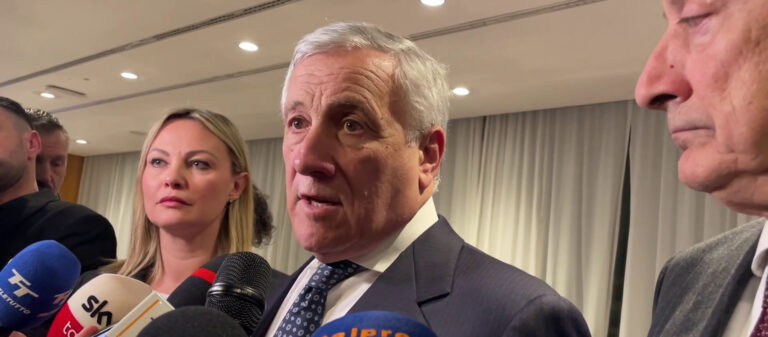 Tajani: “Mi preoccupa il rapporto euro-dollaro” Tajani: “Mi preoccupa il rapporto euro-dollaro”