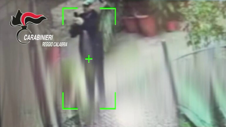 Finto carabiniere raggira anziana: arrestato