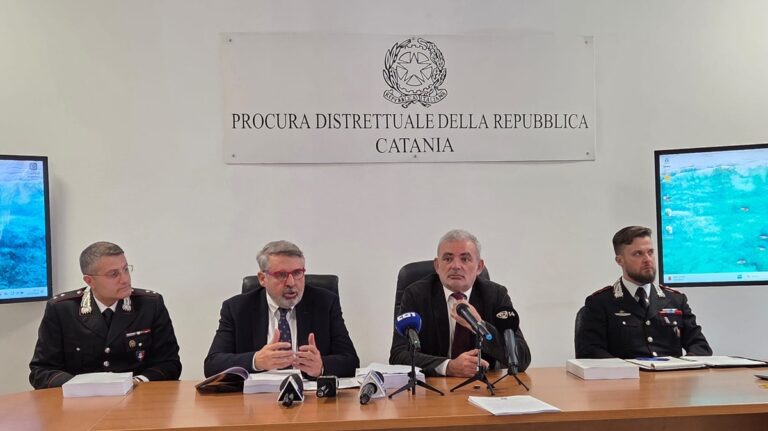 Scavi clandestini e ricettazione di beni archeologici, smantellato l’Affaire tombaroli siciliani