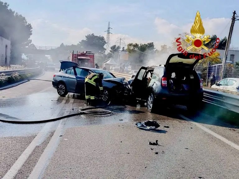 Incidente stradale sulla Palermo-Sciacca, due auto a fuoco e 4 feriti