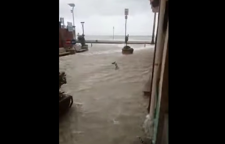 Allerta Ciclone, Letojanni invasa dall’acqua: immagini choc (VIDEO)