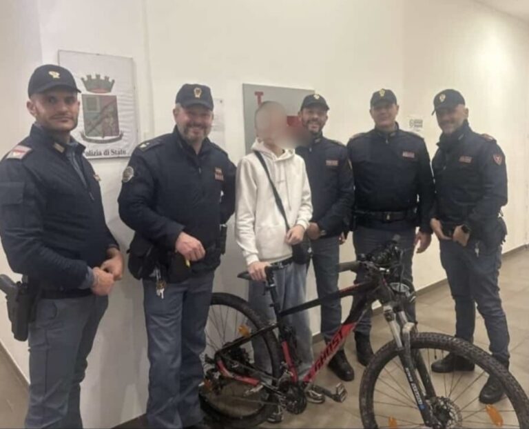 In fuga verso Taormina: 13enne tedesco ritrovato a Napoli, voleva raggiungere la Sicilia in bici