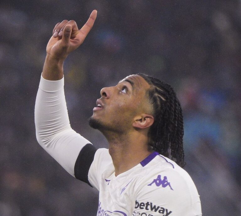 La Fiorentina sbanca Bologna 2-1 nel ricordo di Commisso