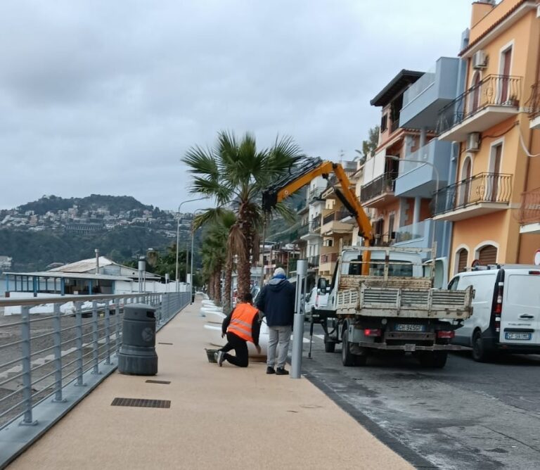 Taormina, il ciclone fa paura: a Mazzeo interventi per salvare le panchine