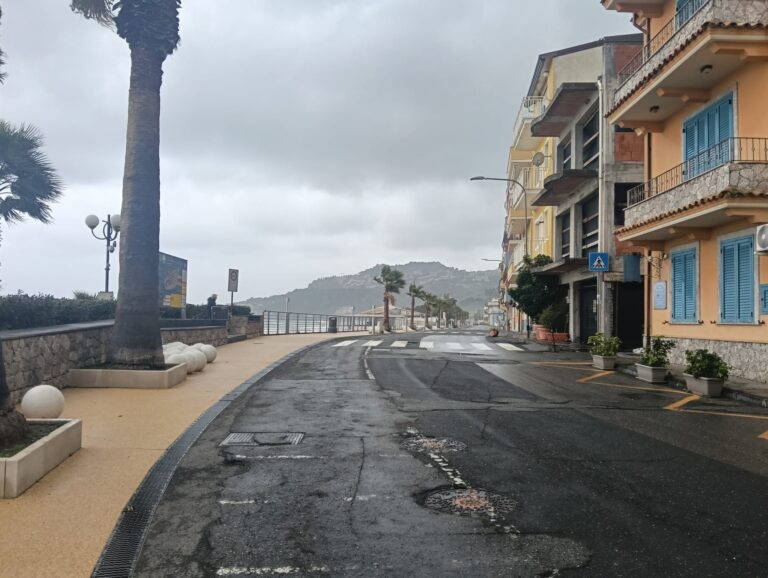 Allerta Ciclone Harry a Taormina, Mazzeo si blinda: strade deserte e residenti in casa