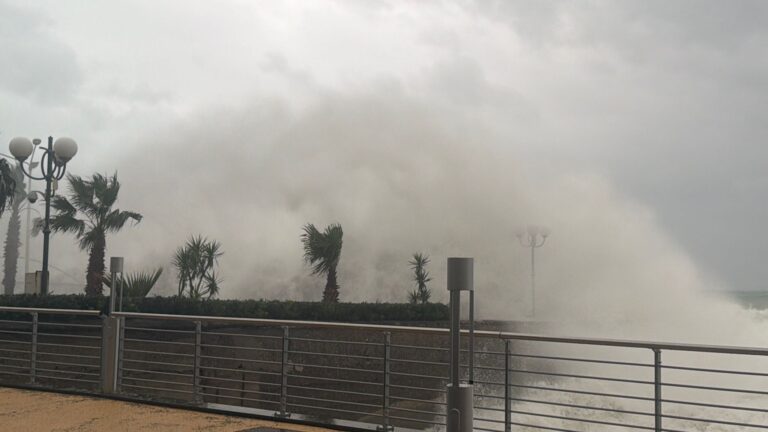 Allerta Ciclone a Taormina, Mazzeo assediata dalle onde. La mareggiata fa paura (VIDEO)