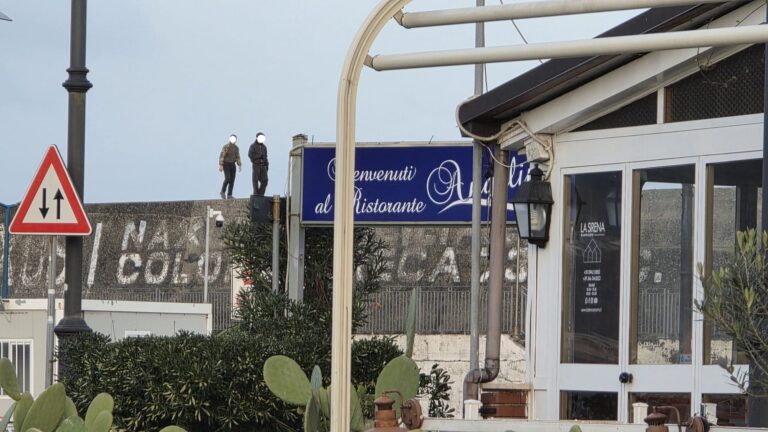 Naxos, dal ciclone alla follia: Polizia e Protezione Civile fermano due giovani arrampicati sul molo del porto