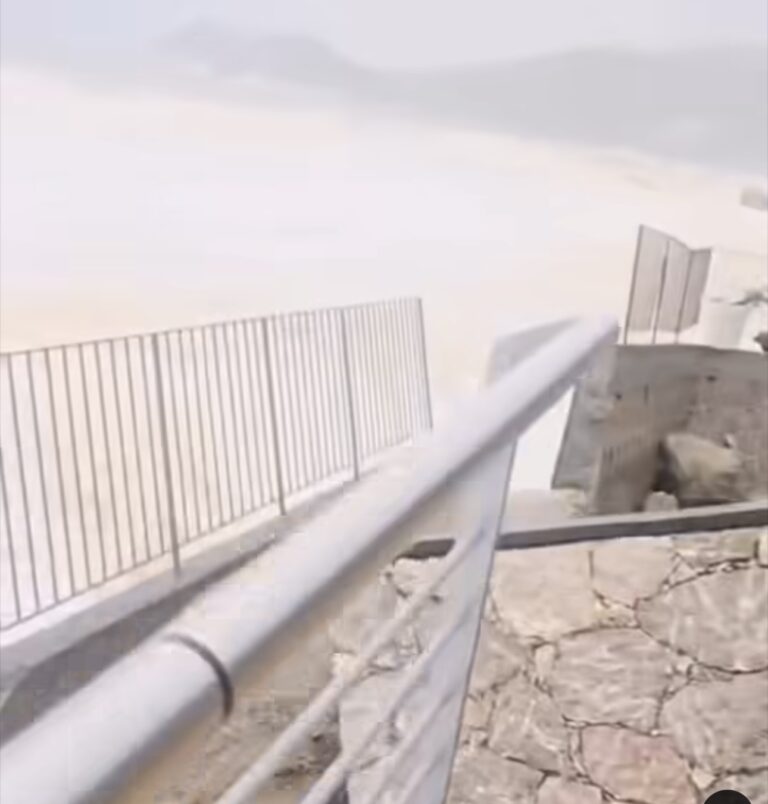 Taormina, il Ciclone devasta il lungomare di Mazzeo. Crolla il muro di piazza D’Acquisto VIDEO)