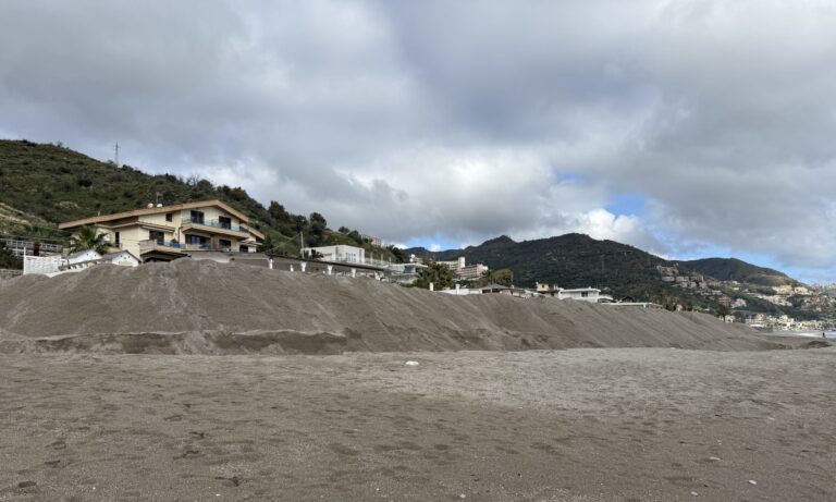 Allerta Ciclone, a Taormina muri di sabbia e barriere di legno contro la furia del mare