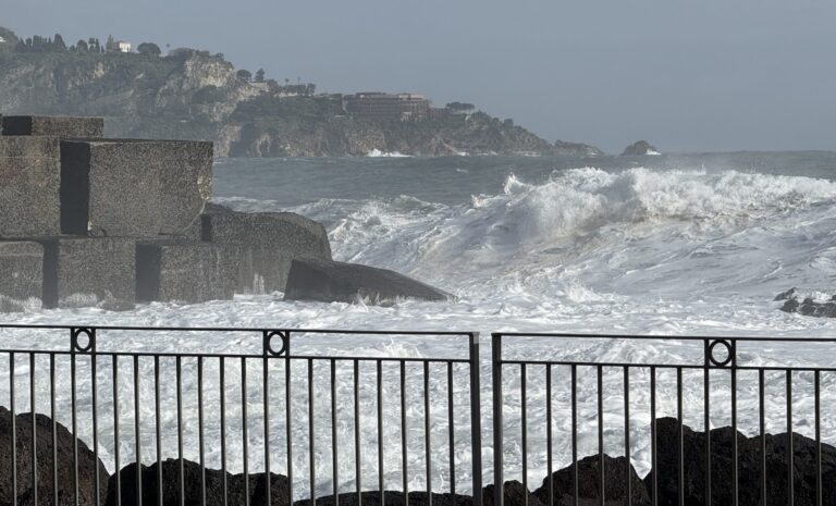 ULTIMA ORA TN24, l’esperto: “Il Ciclone Harry sta morendo, ecco quando finirà la mareggiata”
