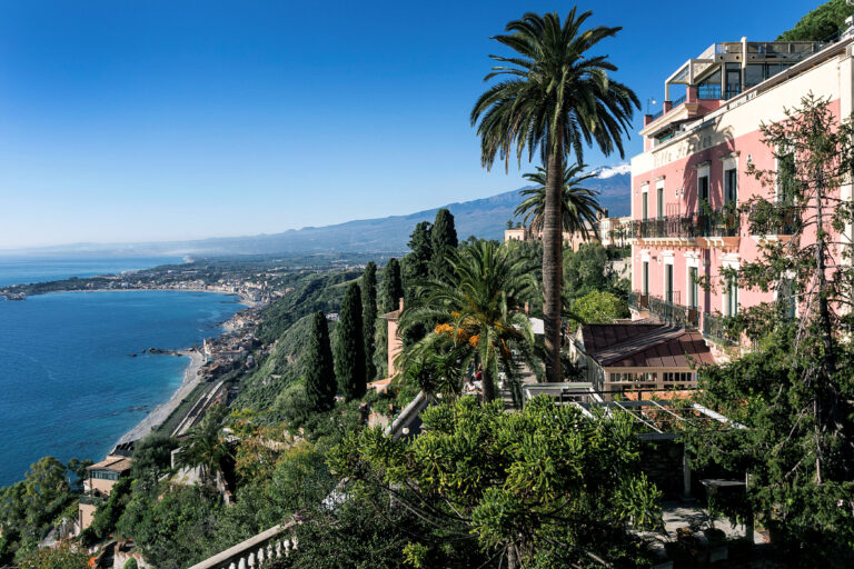 Taormina 2026, gli auguri dell’Hotel Villa Schuler: “Felice anno nuovo, buon viaggio a tutti”