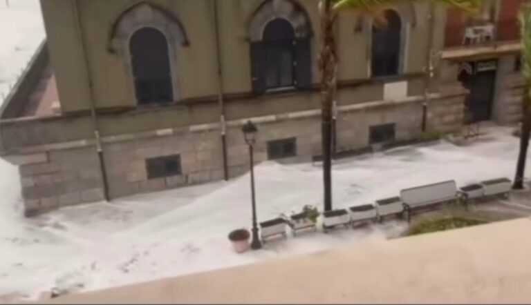 Letojanni accerchiata dalla mareggiata: le onde entrano in Piazza Durante (VIDEO)