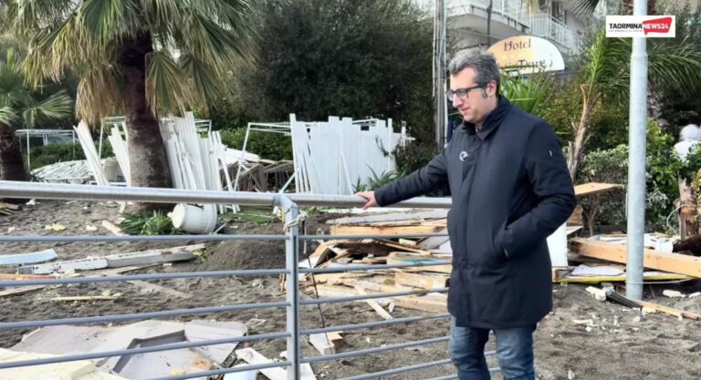Taormina, Ciclone con “Effetto Fetch”: Mazzeo “bombardata” dalle onde (VIDEO)
