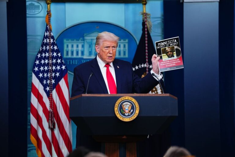 Trump mostra le foto degli immigrati arrestati in Minnesota: “Molti sono assassini” Trump mostra le foto degli immigrati arrestati in Minnesota: “Molti sono assassini”