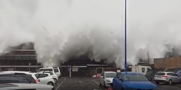 Ciclone in Sicilia, onde spaventose a Catania (VIDEO)