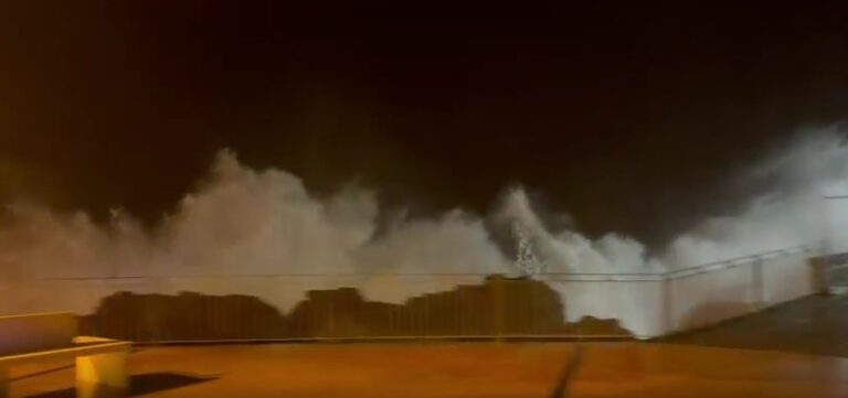 Ciclone Harry, a Giardini Naxos la mareggiata assedia il lungomare (VIDEO)