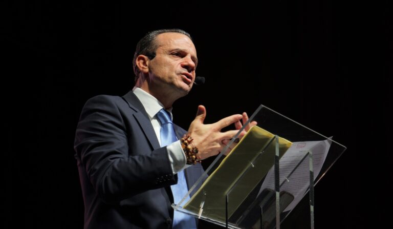 De Luca lancia il suo nuovo progetto per le elezioni Regionali