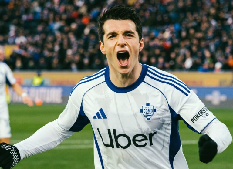 Il Como non si ferma più, Pisa ko 0-3: in gol Perrone e Douvikas