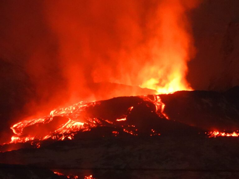 Capodanno di fuoco sull’Etna con nuova eruzione. Behncke (INGV): “Incredibile colata a 5 km dai paesi”