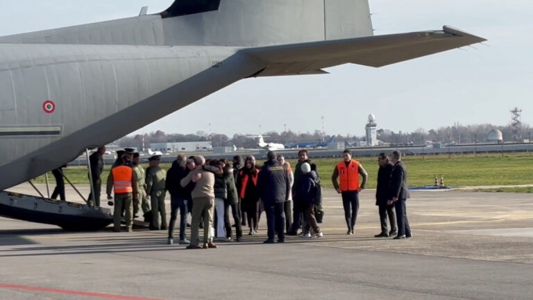 Tragedia di Crans-Montana, l’arrivo a Linate delle salme dei 5 giovani italiani