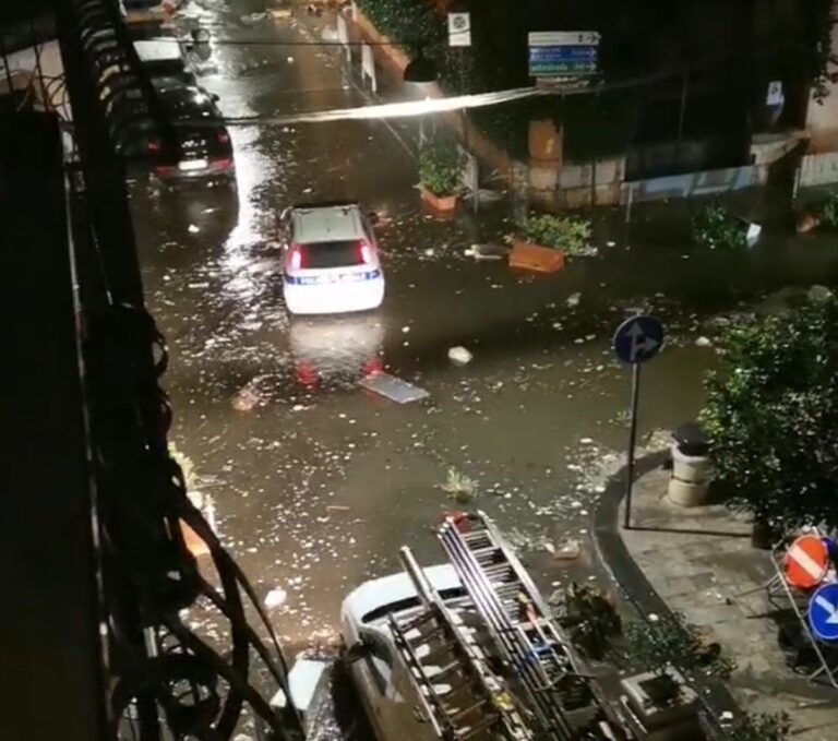 Ciclone a Letojanni, immagini choc: strade allagate, il mare fa scempio