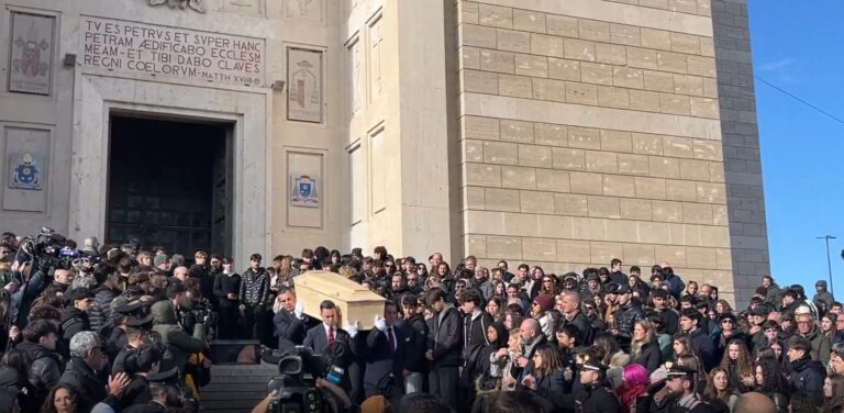 Crans-Montana, folla commossa per l’ultimo saluto alle vittime italiane