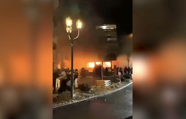 Capodanno tragico in Svizzera: petardo esplode in un locale, rogo con 40 morti e 100 feriti