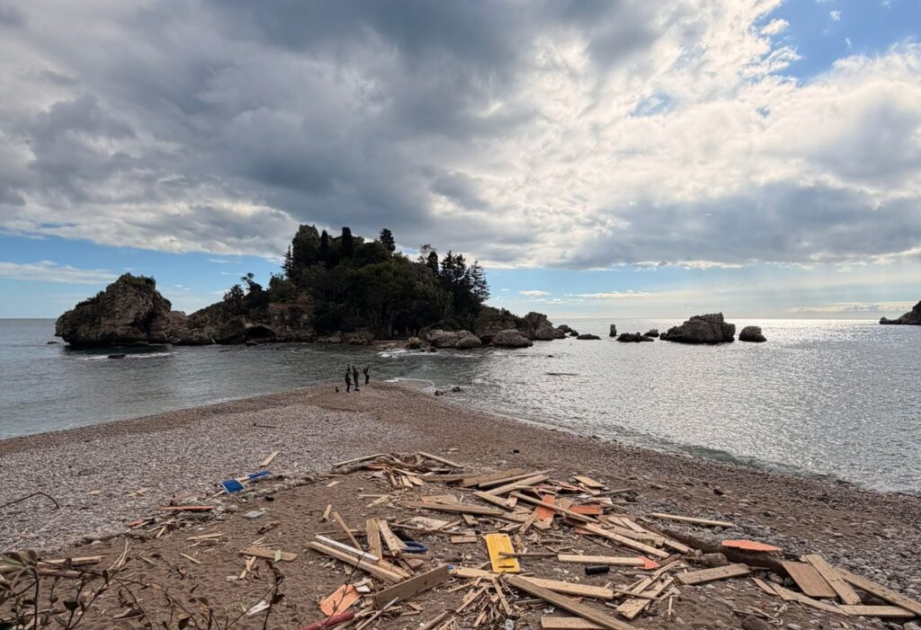 isola bella dopo la mareggiata