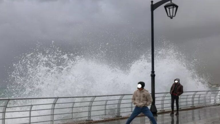 Ciclone Harry, parte la folle caccia ai selfie. L’appello: “Non sfidate le onde. State lontani dalle spiagge”